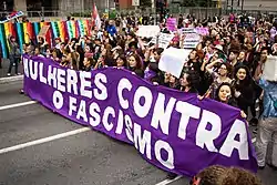 "Women against fascism" in Portuguese.