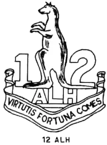 Line drawing depicting a military unit badge with a kangaroo between the numerals 1 and 2, above a scroll with a latin inscription