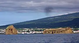 The sentinels of the parish of Madalena, the Ihéu em Pé and the Ilhéu Caido