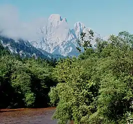 The Admonter Reichenstein with the Totenköpfl, Reichenstein main summit and Admonter Horn from the bridge over the Enns near Gstatterboden. Right of the Reichenstein: the Sparafeld.