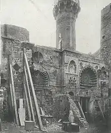 The Aqmar mosque. The façade during clearance. The façade was completely covered with booths, which Herz and the Comité succeeded in removing on the left hand side in the course of a long and difficult legal procedure.