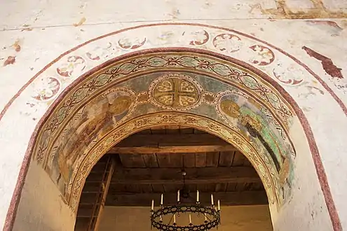 The arch with the paintings