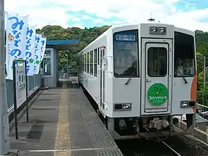 A view of the station platform. The track ends just behind the train (before the construction of roads exclusively for dual-mode vehicles).