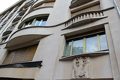 Sinuous curves on the façade of Avenue Montaigne no. 26 in Paris, by Louis Duhayon and Marcel Julien (1937)