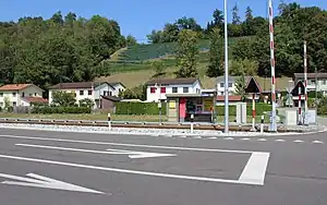 Shelter on platform behind carriageway