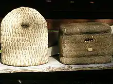 A Lüneburg Skep (left) and a Kanitz basket made of straw