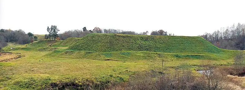 Bradeliškės hillfort from the north