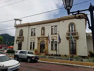 Casa Alcaldía with the American, Puerto Rican and Maunabo flags in front, in Maunaba barrio-pueblo