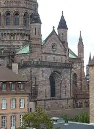 The genuinely Romanesque chevet can only be seen from the courtyard of the adjacent complex of 18th-century buildings.