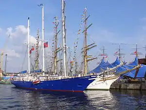 The S/V Concordia alongside the SS Sørlandet.