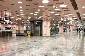 Concourse of Dahongmen station, Line 10