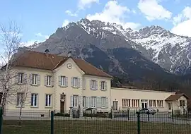 The town hall, with the Banc du Peyron in the background