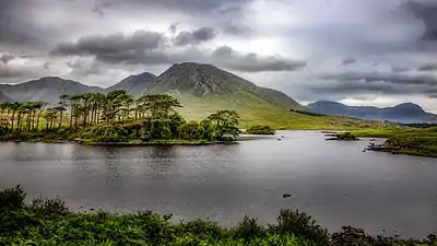 Derryclare (centre), Bencorr (left), and Bencollaghduff (far left)