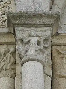 Photo d'un chapiteau en granite, avec une femme dont les seins sont dévorés par un crapaud