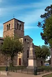 The war memorial and the church in Dracé