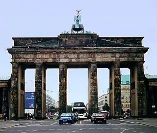 Transit traffic through the Brandenburg Gate in the 1990s