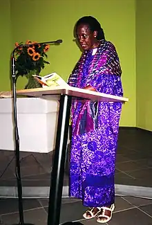 Photograph of Esther Mujawayo, writer from Rwanda, at a lecture in Duesseldorf