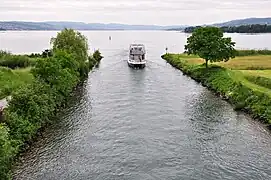 The LS Stäfa, a local restaurant barge, transiting the canal.