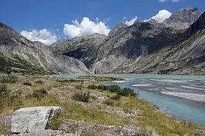 Hilly ground moraine landscape with lots of fine material and a large alluvial plain