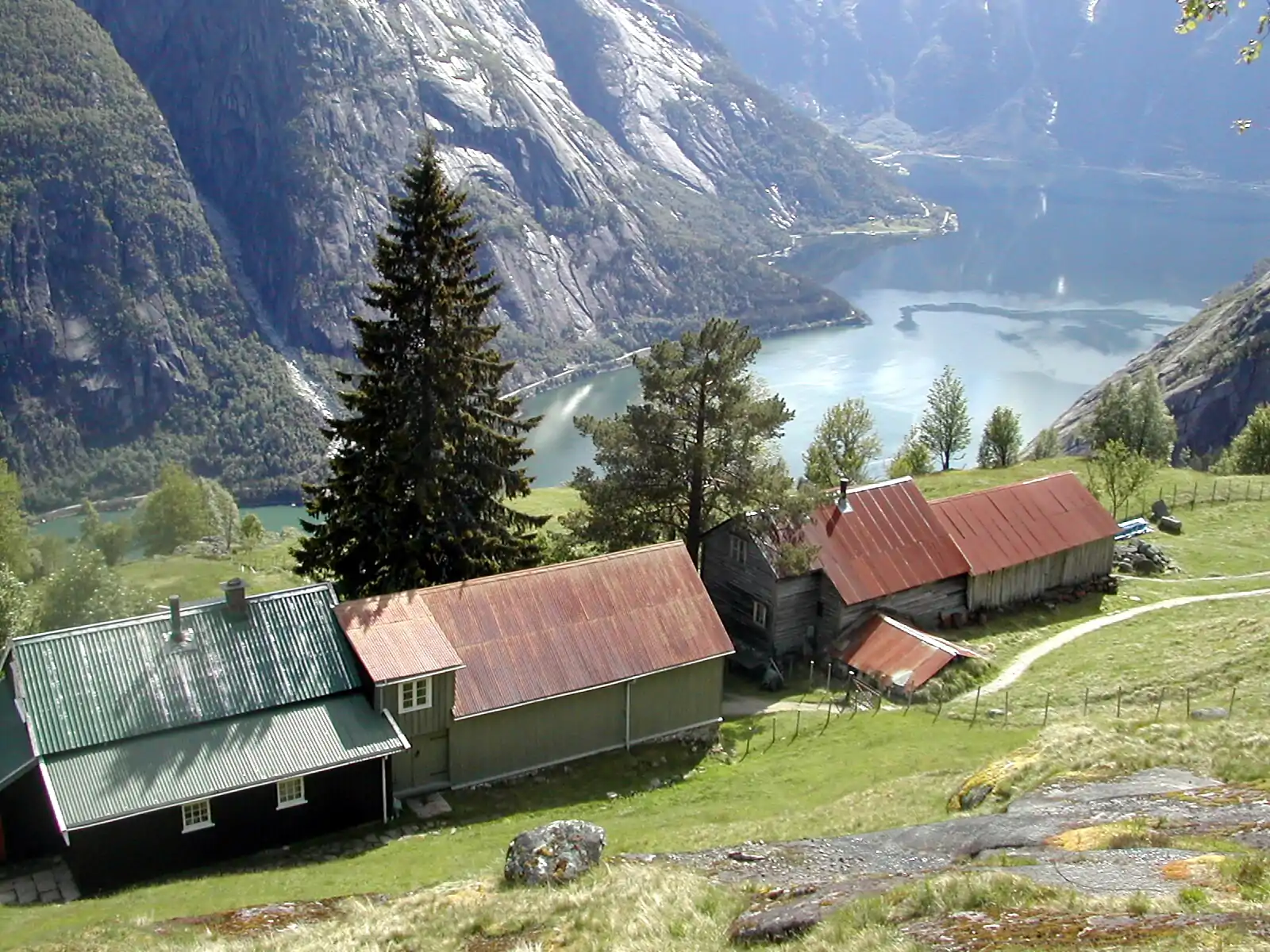 Kjeåsen with the Simadal Fjord in the background