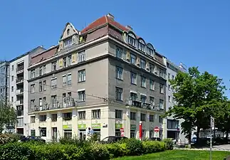 Building at Kriemhildplatz 10.