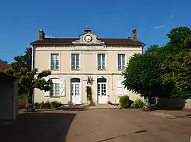 The town hall in Leugny