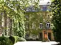 Inner court of Lich Castle and Ludwig Fürst zu Solms-Hohensolms-Lich monument