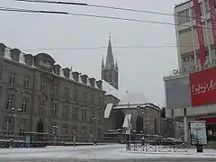 The carrefour Tourny, Gay-Lussac High School and the Church of St. Pierre du Queyroix