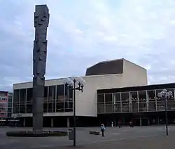 Pfalzbau concert hall and theater. In the foreground: "Pfalzsäule" (Palatinate Column, 1968), by the Munich artist Blasius Spreng and the local artist Ernst W. Kunz.