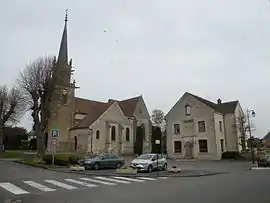 The church and town hall in Ercuis