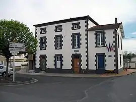 The town hall in Entraigues