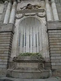 photograph showing the niche in Rennes town hall, still empty.