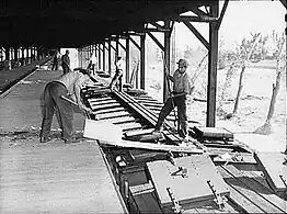 Ice blocks (also called "cakes") are manually placed into reefers from a covered icing dock. Each block weighed between 200 and 400 pounds (91 and 181 kg). Crushed ice was typically used for meat cars