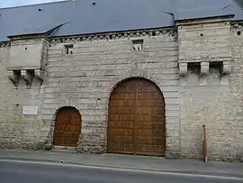 The entrance to Crémel Manor