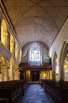 Photographie d'un orgue au revers de la façade, installé de part et d'autre de la grande baie qui éclaire la nef