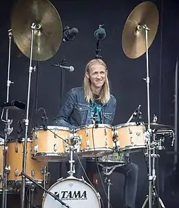 Olaf Olsen performing in 2017