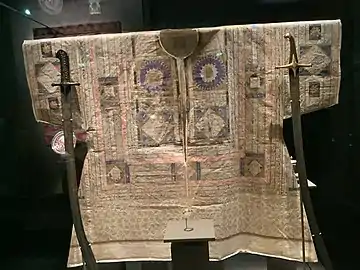 Ottoman Tunic with excerpts of Koran worn under armor, with two sabers (16th century)