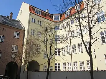 The rear side of the front wing and a bit of the side wing (right) viewed from the yard of Bombebøssen.