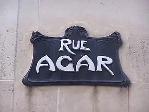 Highly stylized Art Nouveau cartouche on Rue Jean-de-La-Fontaine no. 21, Paris, by Hector Guimard, c.1911