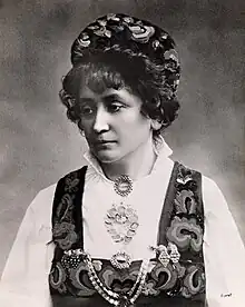 Hulda Garborg in bunad