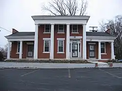 Robert W. Henry House on Pearl Road