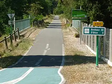 The EV3 follows the rail trail Voie verte "Roger-Lapébie" in Gironde.