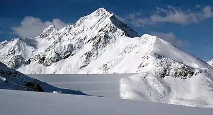 Sulzkogel (left) and Zwölferkogel behind the dam of the Finstertalspeicher