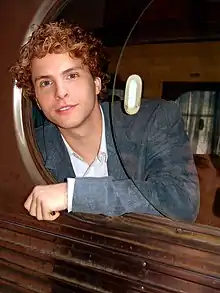 Thiago Fragoso is Víctor.