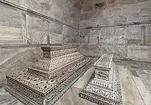 The actual tombs of Mumtaz Mahal (right) and Shah Jahan (left) in the lower level. Mumtaz's grave does not have a lower slab like that of Shah Jahan.