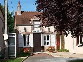 The town hall in Villenavotte