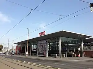 Flat-roofed open-air entrance