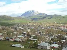 General view of Eleşkirt. Mount Kösedağ appears in the background