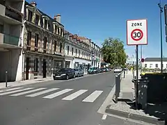 A "Zone 30" zone near of Moulins-sur-Allier railway station [fr].